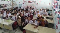 Siswa SD Cipaku 2 Kota Bogor mulai terbiasa minum susu sapi.