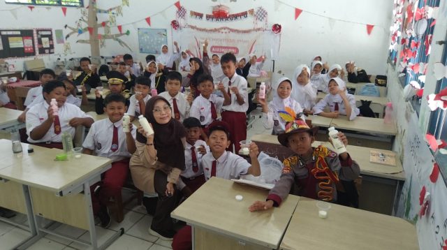 Siswa SD Cipaku 2 Kota Bogor mulai terbiasa minum susu sapi.