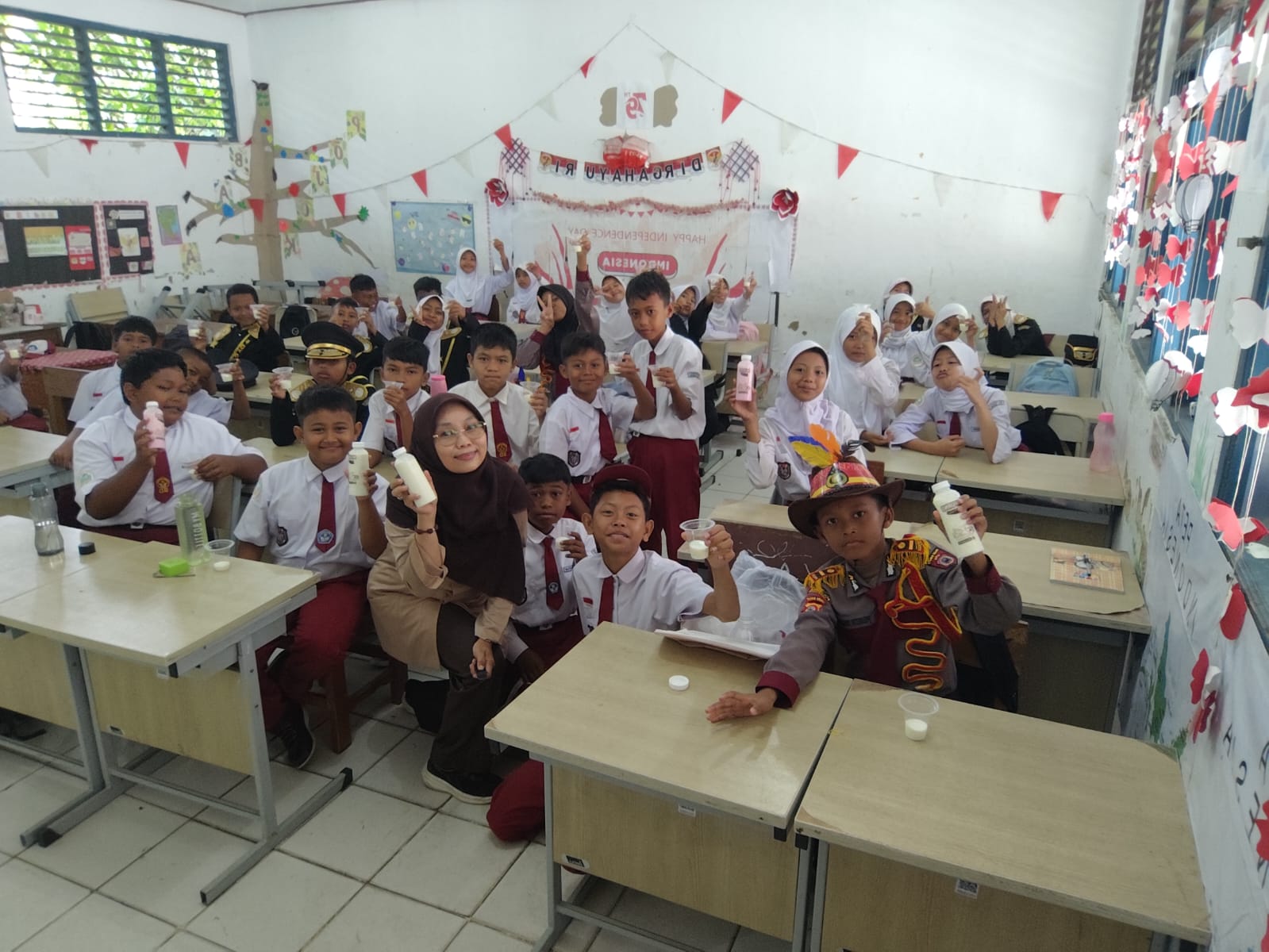 Siswa SD Cipaku 2 Kota Bogor mulai terbiasa minum susu sapi.